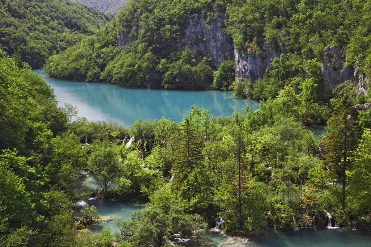 Der Nationalpark gehört seit 1979 zum UNESCO Weltkulturerbe und verfügt über 16 türkisblaue Seen.