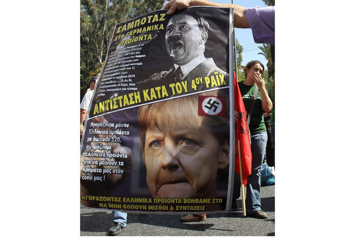 In der griechischen Bevölkerung kocht die Wut über die Sparauflagen, für die vor allem die Politik der deutschen Bundesregierung verantwortlich gemacht wird. Von manchen Demonstranten wird Angela Merkel sogar mit Adolf Hitler verglichen.