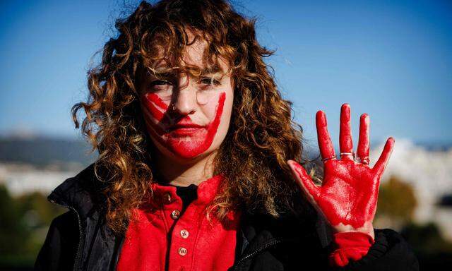 Die französische Künstlerin Annaelle Hodet bei einer Protestaktion gegen Femizide in Marseille. 