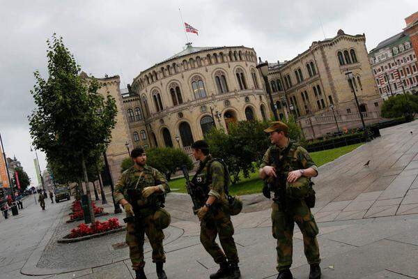Die Fahnen hängen in Norwegen vor auf Halbmast. Soldaten sichern weiter die Innenstadt ab.
