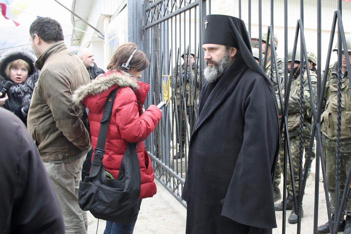 Der ukrainisch-orthodoxe Metropolit Kliment vor den Toren der Basis.