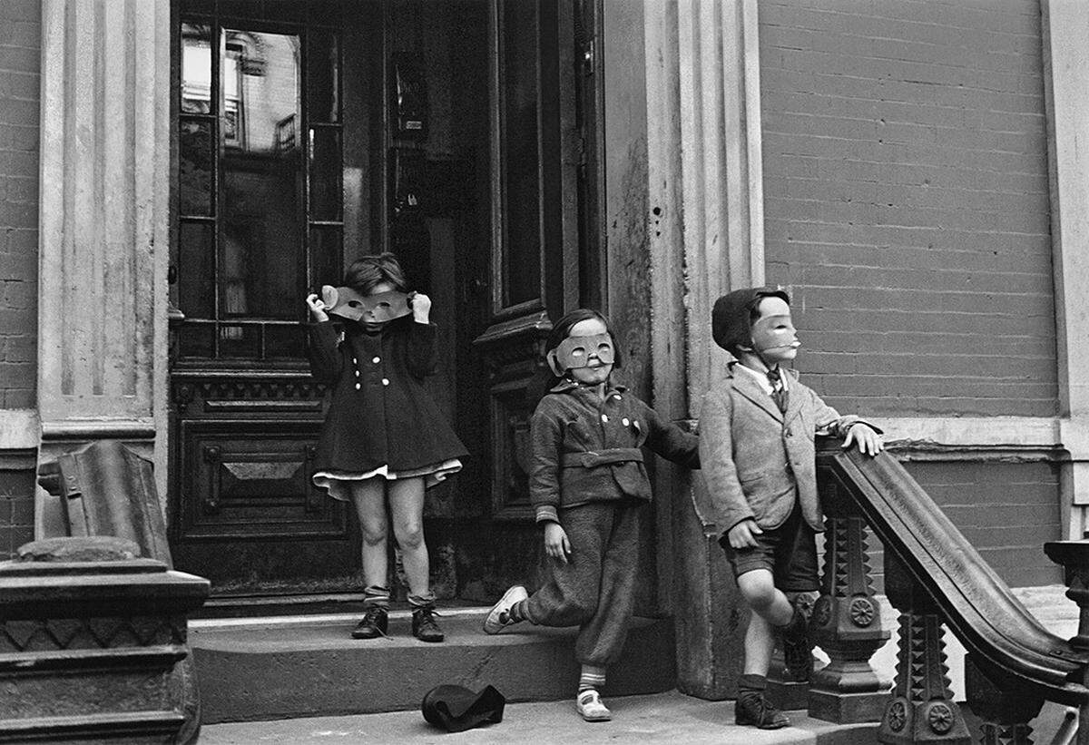 Stiegen sorgen für den richtigen Auftritt. Oft sogar mit Masken, manchmal auch mit Waffen ausgestattet - es war schließlich Krieg, das spiegelten auch die Kinder. Helen Levitt: New York, 1940