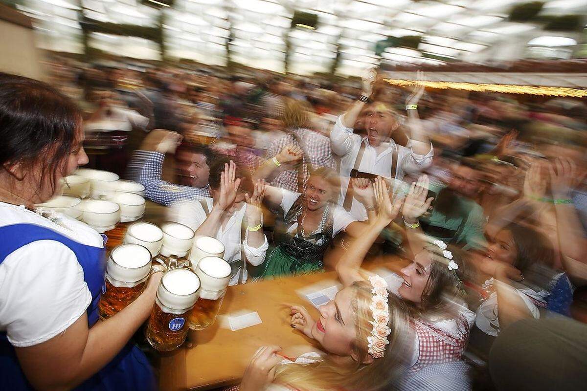 In früheren Jahren gab es die erste "Bierleiche" meist schon mittags - und teils sogar vor dem Anzapfen des ersten Fasses Bier. 2015 tranken die Wiesn-Gäste 7,5 Millionen Liter Bier.