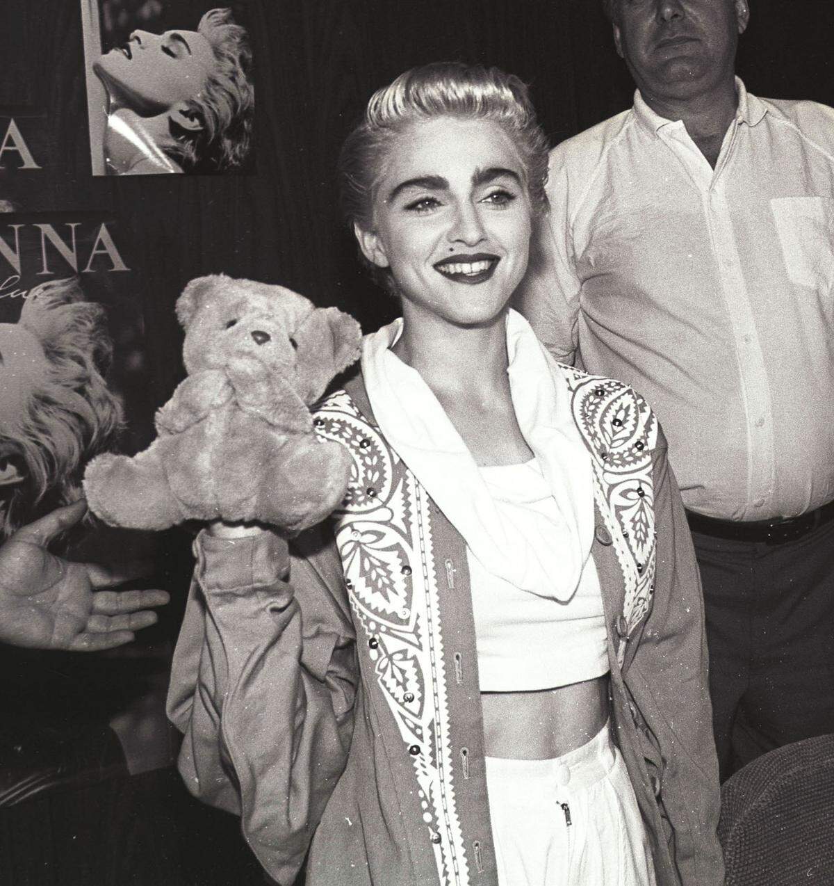 In ihrer bunten Welt aus melodischem Pop, Dance und Electro-Erotik ist Madonna eine Art erwachsenes Mädchen oder kindliche Frau geblieben, die die Regeln ihrer Karriere vollkommen selbst zu diktieren scheint. Sie gilt als erste Frau, die als Popstar die komplette Kontrolle über ihre Musik und das eigenes Image erlangte.
