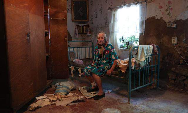 Eine Frau in der Region Mykolajiw. Auch Charkiw oder Cherson waren von Russland besetzt. Doch das russische Militär wurde aus den Gebieten wieder vertrieben. 