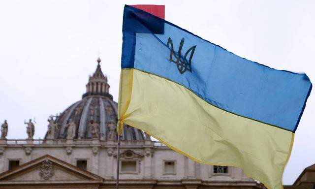 Eine ukrainische Flagge vor dem Vatikan in Rom. Aussagen des Papstes hatten in Kiew für Unmut gesorgt.
