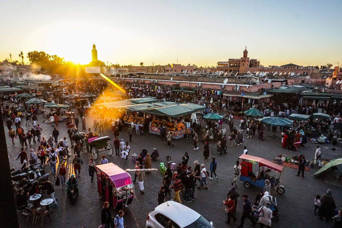 Marrakesch ist auch als "rote Stadt" bekannt. Unzählige Märkte, Gärten, Paläste und Moscheen wollen hier entdeckt werden. Stunden kann man auch damit zubringen, die versteckten Gassen und Innenhöfe der Medina zu erkunden.