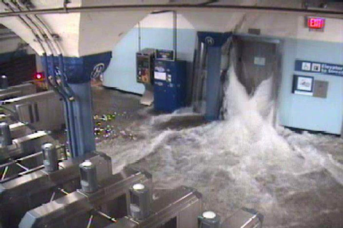 Hoboken, New Jersey. Das Wasser dringt in die Zugstation ein.