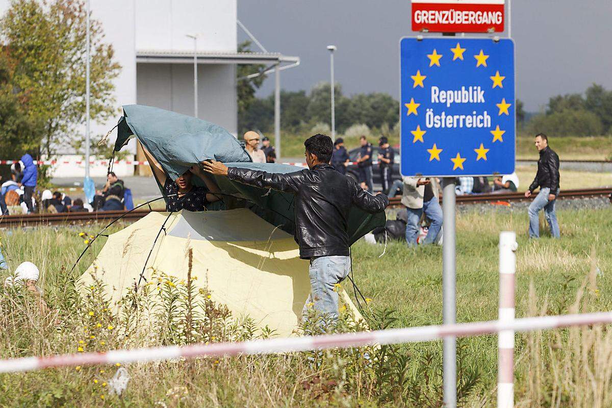 Am Montag kamen erneut Tausende Flüchtlinge in Österreich an. Heiligenkreuz im Südburgenland (Bild) entwickelt sich neben Nickelsdorf zum zweiten Hotspot im Burgenland. &gt;&gt; Aktueller Bericht zur Flüchtlingskrise  