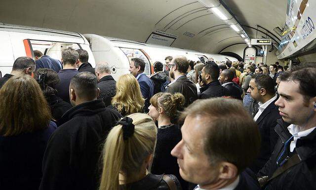 Da lacht das Öffinutzer-Herz. Streiks der Londoner U-Bahn-Mitarbeiter sorgten für prall gefüllte Bahnsteige und Züge.