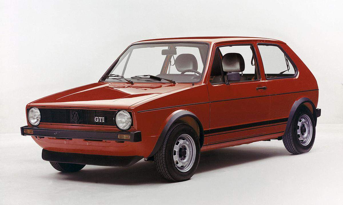 Als die Golf-Story vor 45 Jahren begonnen hatte, wusste jedoch noch niemand, was für ein Erfolg das Auto dereinst werden wird. 1974 wurde der erste VW Golf der Öffentlichkeit präsentiert. Der billigste Golf (Modell N mit einem 1,1 Liter Motor und 50 PS) kostete 75.300 Schilling.