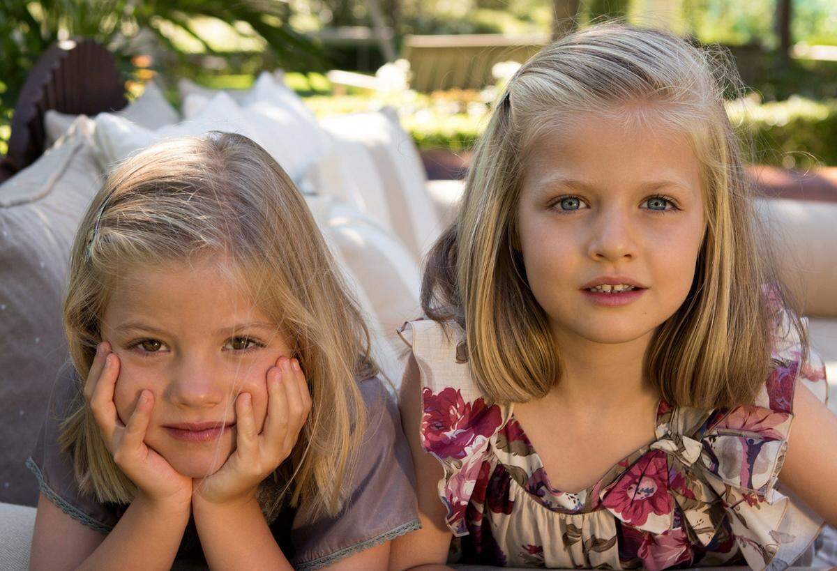 Die Karte zeigt die beiden Kinder Sofia (5) und Leonor (7) im August im La Zarzuela Palast in Madrid.