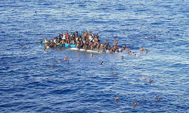 Flüchtlinge, deren Boot gekentert ist