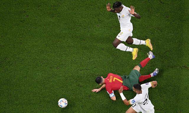 Ronaldo fällt, Ghanas Abwehrspieler signalisiert seine Unschuld - Momentum einer Fußball-Schwalbe. 