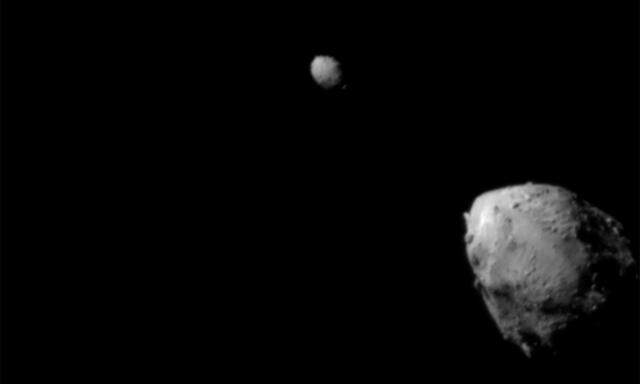 Dimorphos (rechts), eine Art Mond des Asteroiden Didymos (links).