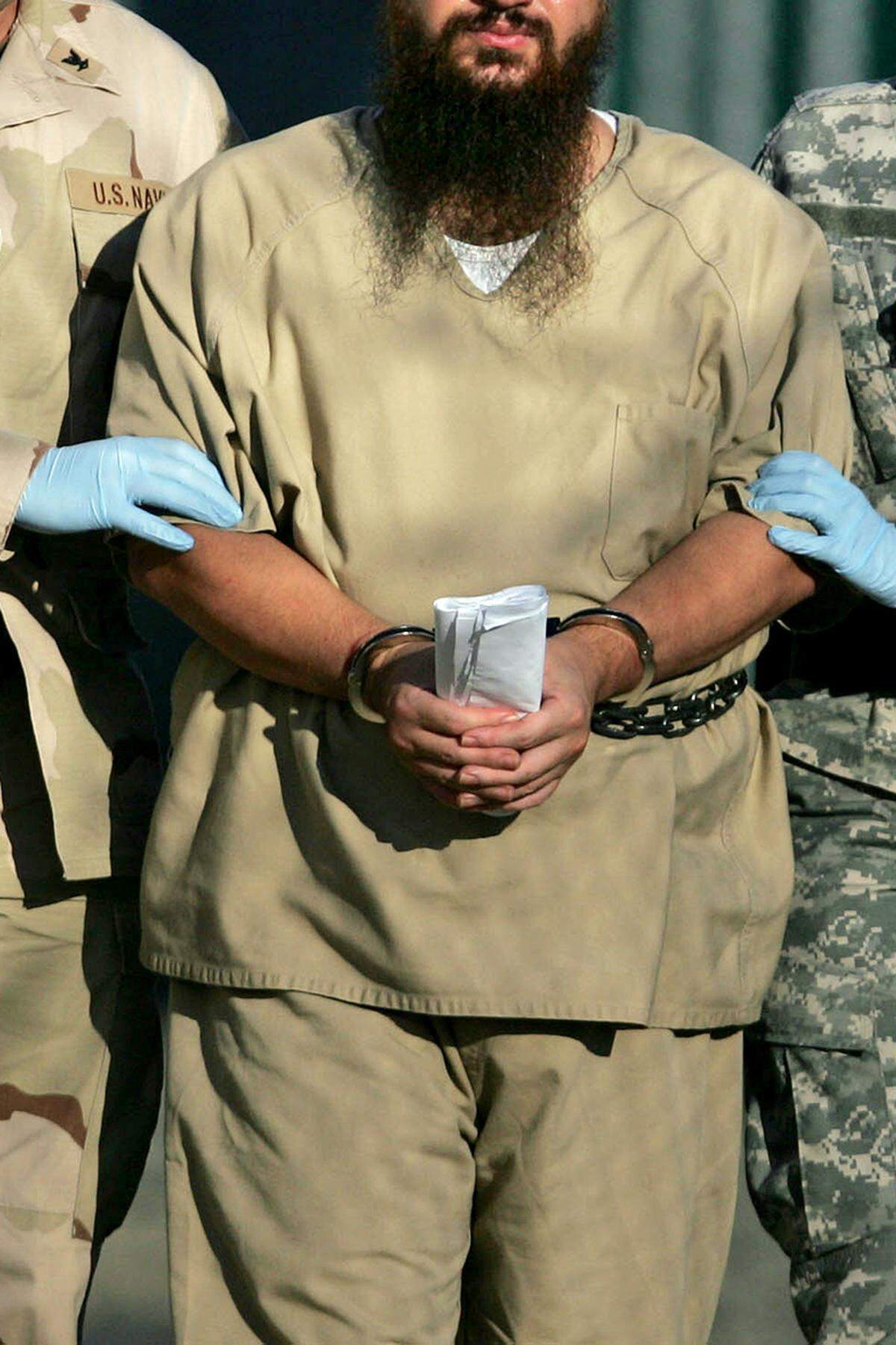 Erst 2006 erklärte der Supreme Court die Aburteilung der Häftlinge vor Militärtribunalen in Guantanamo für verfassungswidrig und stellte die Häftlinge unter den Schutz der Genfer Konvention. Am 12. Juni 2008 entschied der Supreme Court, dass die Gefangenen auch Zugang zu US-Zivilgerichten haben müssen.