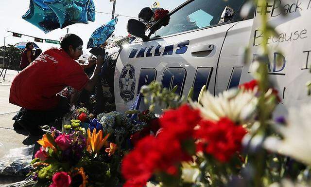 US-FIVE-POLICE-OFFICERS-KILLED-DURING-ANTI-POLICE-BRUTALITY-MARC