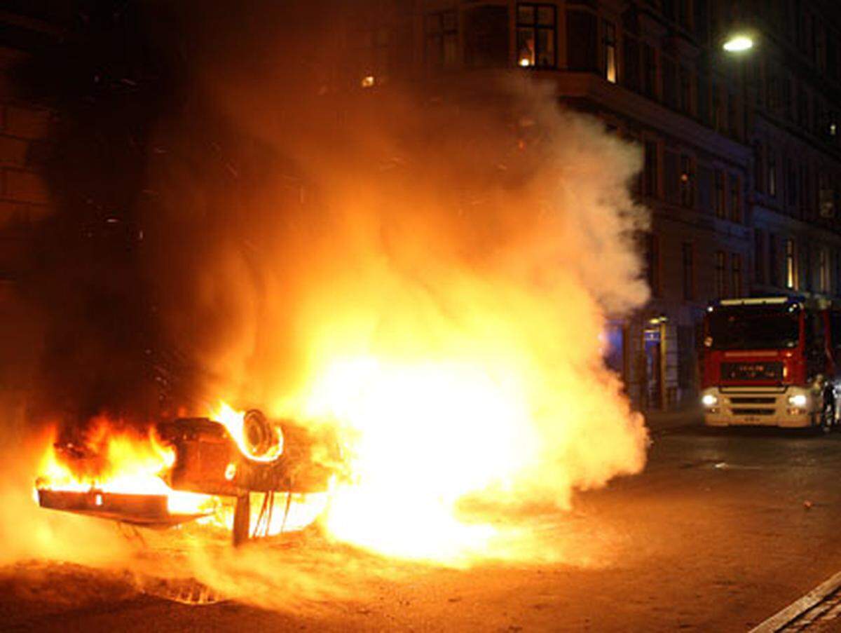 Mehr als eine Woche lang wird Dänemark von Jugendlichen Krawallen heimgesucht. Die dänische Polizei nimmt mehr als 60 Menschen zeitweise fest. Vor allem in von Einwanderern bewohnten Stadtteilen Kopenhagens gehen Mülltonnen, Autos, aber auch eine Schule in Flammen auf.