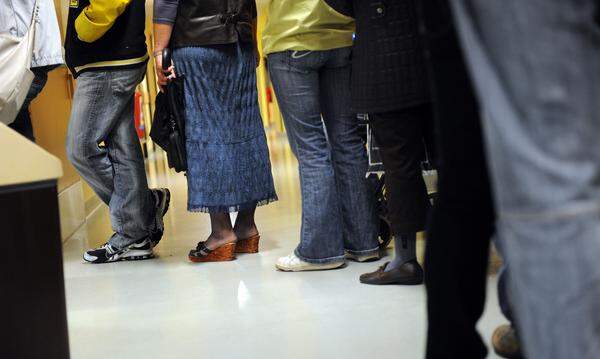 Völlig losgelöst von den Bundesländern kann die Regierung das nicht entscheiden, aber ÖVP und FPÖ wollen ein einheitliches Modell für die Mindestsicherung. Für Familien würde es maximal 1500 Euro geben, außerdem müssten Bezieher zuletzt fünf Jahre in Österreich gelebt haben. Asylberechtigte würden 365 Euro plus 155 Euro Integrationsbonus erhalten.