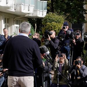 Karl Nehammer tritt nach seiner Stimmabgabe vor die Medien.