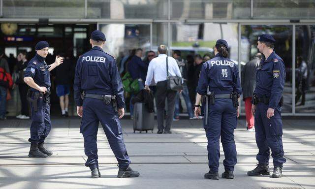 Polizisten patrouillieren am Praterstern, einem der Drogenumschlagplätze in Wien.