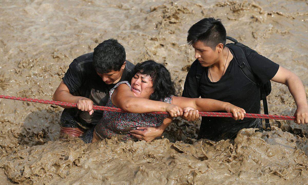 Peru war im vergangenen März von den schlimmsten Überflutungen in zwei Jahrzehnten betroffen. Die Überschwemmungen in den Küstenregionen im Norden des südamerikanischen Landes, von denen auch die Hauptstadt Lima betroffen war, haben mehr als 150 Menschen das Leben gekostet und Schäden in der Höhe von drei Milliarden US-Dollar verursacht. 210.000 Wohnungen und Häuser wurden zerstört oder schwer beschädigt, 260 Brücken wurden von den Fluten mitgerissen und 3000 Kilometer Straßen zerstört. >>> Zum Care-Bericht "Suffering in Silence".