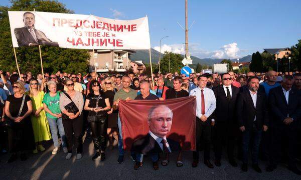Anhänger von Milorad Dodik, dem starken Mann des bosnischen Serben, gehen auf die Straße. Dabei zeigen sie auch Bilder des russischen Präsidenten Wladimir Putin. 
