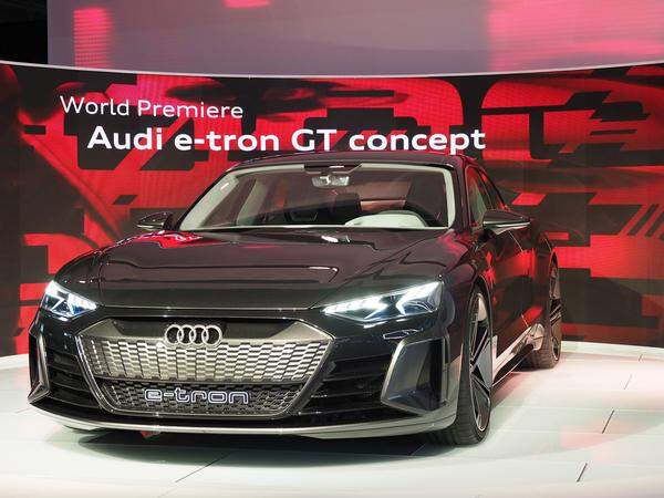 Der neue Audi e-Tron ist als Frontalangriff des Volkswagen-Audi-Konzerns auf Tesla zu verstehen. Der Sportwagen fährt genau im selben Segment wie das Model S der Konkurrenz.