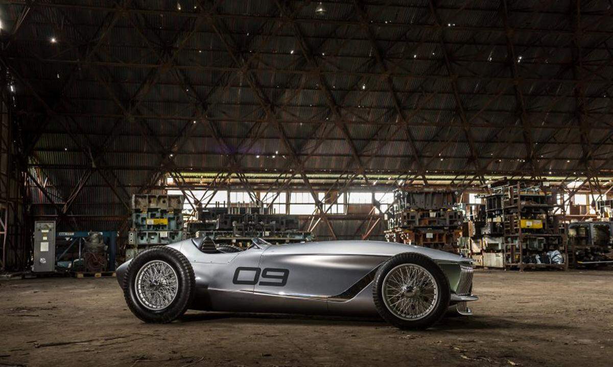 Mit der langen Haube, den kurzen Überhängen, dem offenen Cockpit und den filigranen großen Speichenrädern wirkt der Prototype 9 wie einer der legendären Silberpfeile von Mercedes.