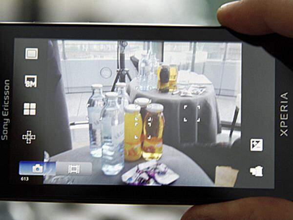 Die Kamera selbst kann komplett über den Touchscreen bedient werden. Der Autofokus wird entweder mit einem oder mehreren Messpunkten gesteuert. Noch dazu gibt es einen Lächelsensor, der auf Wunsch automatisch auslöst. Das X10 soll Gesichter erkennen können und anhand dessen Fotos Kontakten automatisch zuordnen, sofern diese schon mit einem Bild versehen sind.