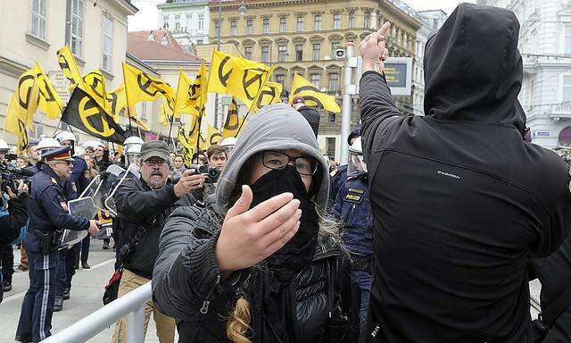 Bild vom vergangenen Samstag: Die Polizei zwischen linken und rechten Demosntranten