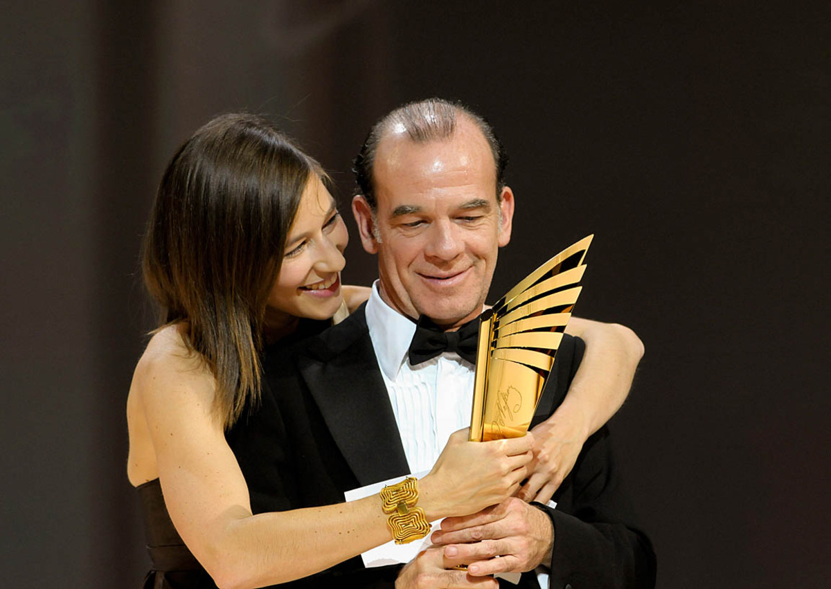 Johanna Wokalek überreichte Martin Wuttke die Trophäe in der Kategorie "Bester Schauspieler". Er setzte sich gegen Klaus Maria Brandauer und Ignaz Kirchner durch. Wuttke bedankte sich für den "schönen Willkommensgruß" nach seiner ersten Wiener Saison und versprach: "So schnell werdet ihr mich hier nicht mehr los."