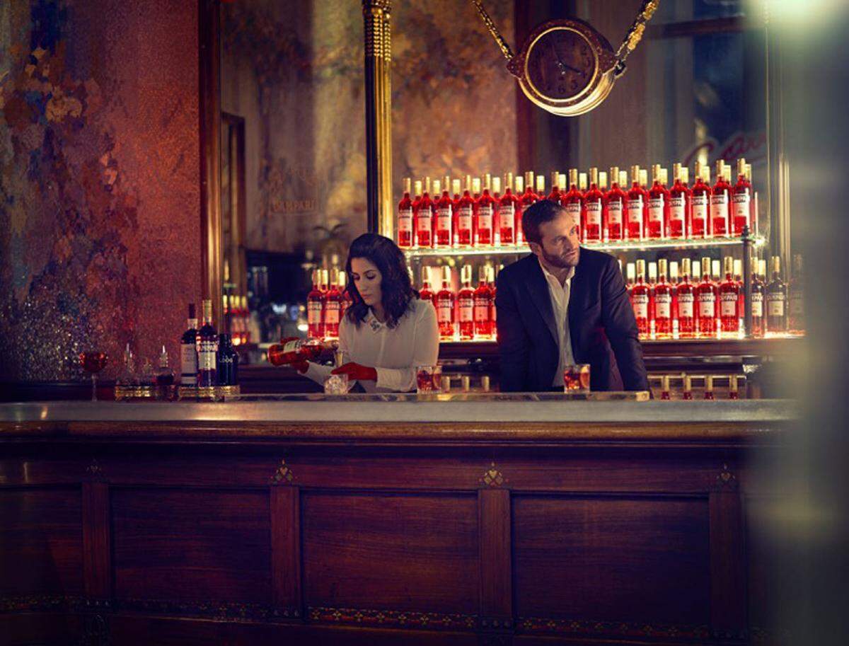 In der legendären Jugendstilbar Camparino in Mailand - in der Galleria Vittorio Emmanuele neben dem Dom zu finden - serviert man den Negroni natürlich ebenso wie Variationen davon, etwa den Boulevardier aus Campari, Wermut und Whisky statt Gin.