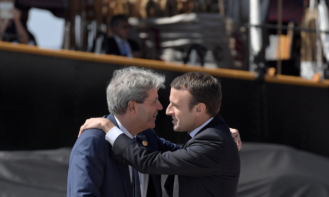 Italiens Premier, Paolo Gentiloni (links), setzte große Hoffnung in Präsident Macron – und wurde bitter enttäuscht. [