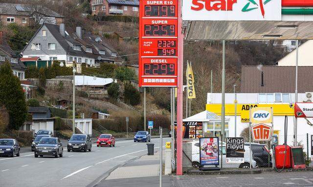 Der Spritpreis kletterte seit dem Beginn des Ukraine-Kriegs über die Zwei-Euro-Grenze.