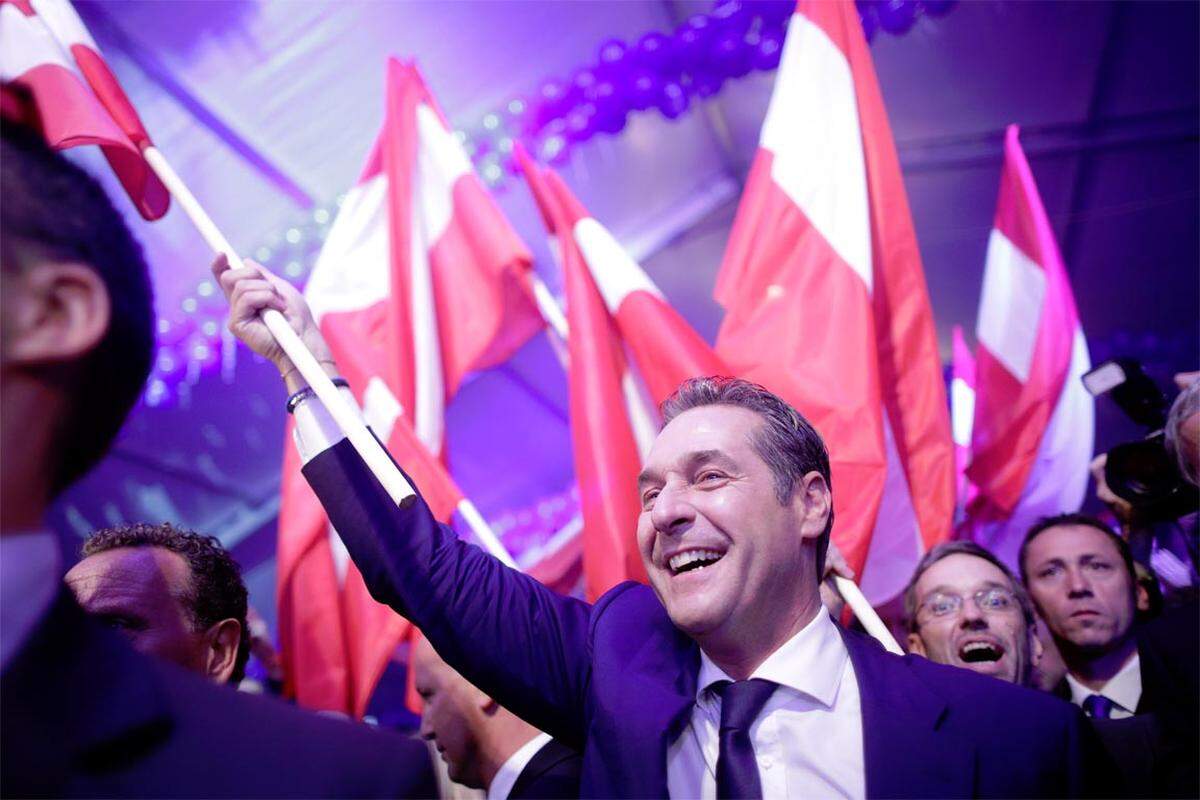 Strache dankt seinen Fans und Mitstreitern. "Ich nehme dieses große Vertrauen der Österreicherinnen und Österreichern mit Demut zur Kenntnis", so der FP-Chef. Das "wahre Kanzlerduell" werde also erst bei der nächsten Nationalratswahl stattfinden. Der Dank gilt auch seiner Mutter: "Ich hab dich unendlich lieb, Mama."