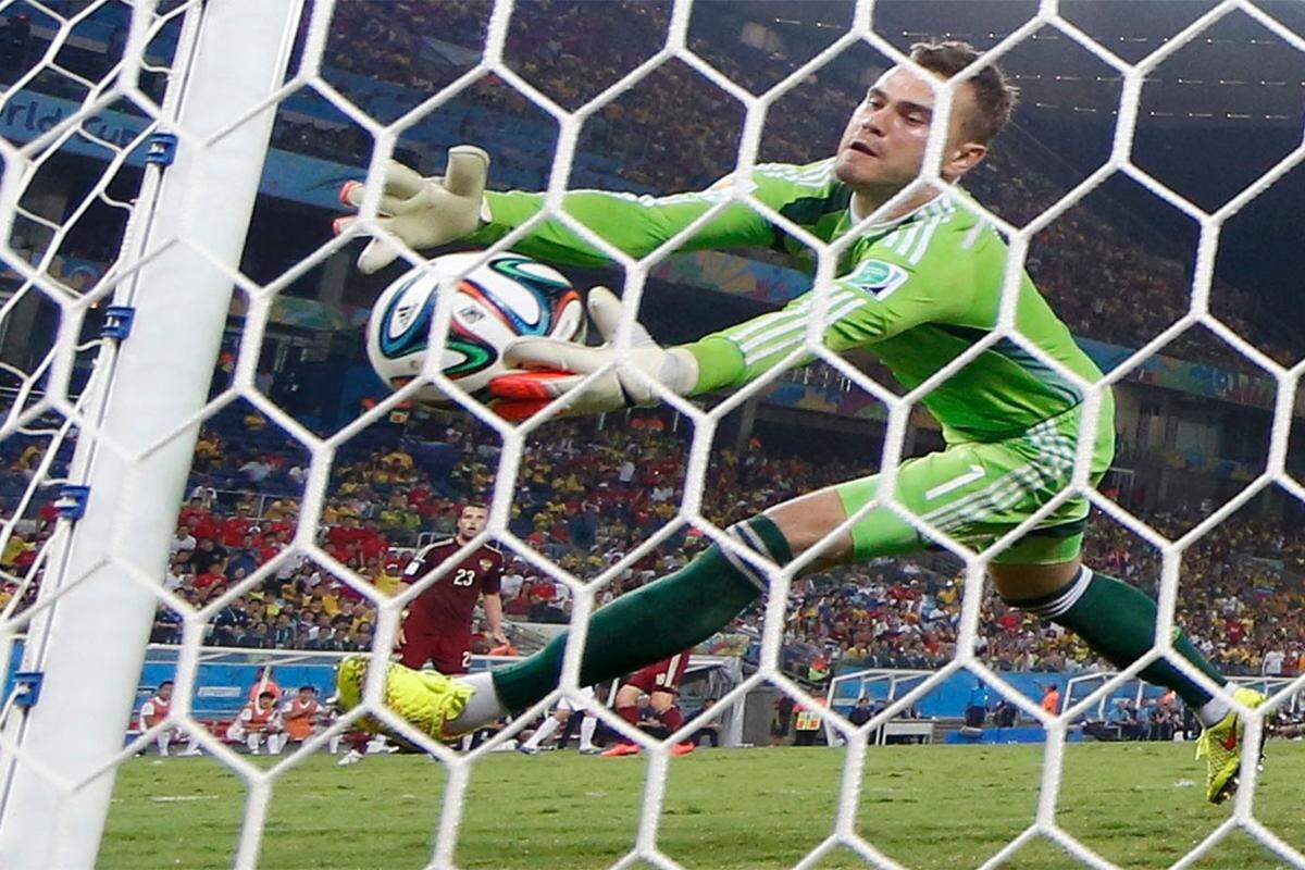 Mit Russland und Südkorea stiegen die letzten zwei der 32 Teams ins Turnier ein. Der Auftakt stand ganz im Zeichen eines Tormannfehlers: Der russische Goalie Igor Akinfejew erweist sich als Fliegenfänger und kann einen harmlosen Schuss nicht abwehren. Das Spiel endet 1:1.