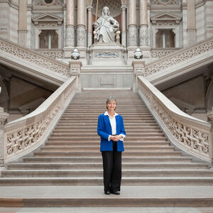 Das Oberlandesgericht Wien ist wie andere Justiz-Institutionen im historischen Wiener Justizpalast angesiedelt: Katharina Lehmayer vor der Justitia-Statue.