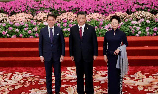 Ein Bild aus besseren Seidenstraßen-Tagen im Jahr 2019: Italiens Ex-Premier Conte bei Chinas Staatschef Xi und seiner Ehefrau Peng Liyaun.