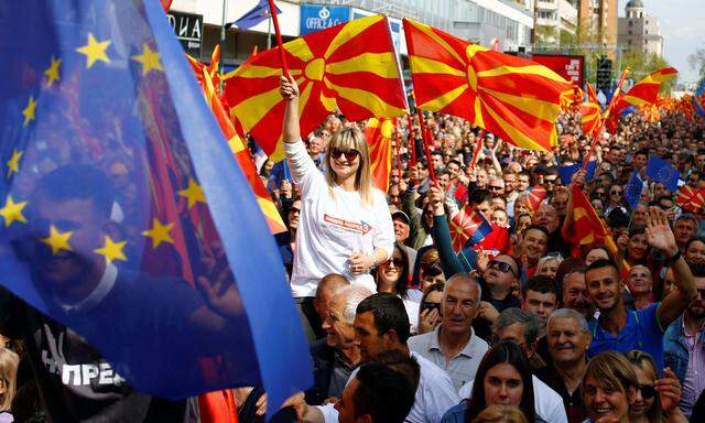 Anhänger jubeln in Skopje dem sozialdemokratischen Präsidentschaftskandidaten Stevo Pendarovski zu. 