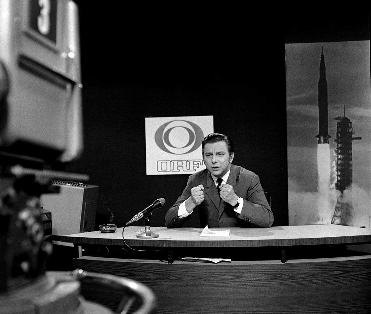 Mit einem neuen Rundfunkgesetz wurde ab 1967 der ORF de facto neu gegründet und das Programmangebot nach und nach ausgebaut. 1968 erreichte man bereits eine Millionen Fernsehteilnehmer.Im Bild: "Apollo 11" im ORF: Hugo Portisch bei der TV-Liveübertragung der Mondlandung am 20. Juli 1969