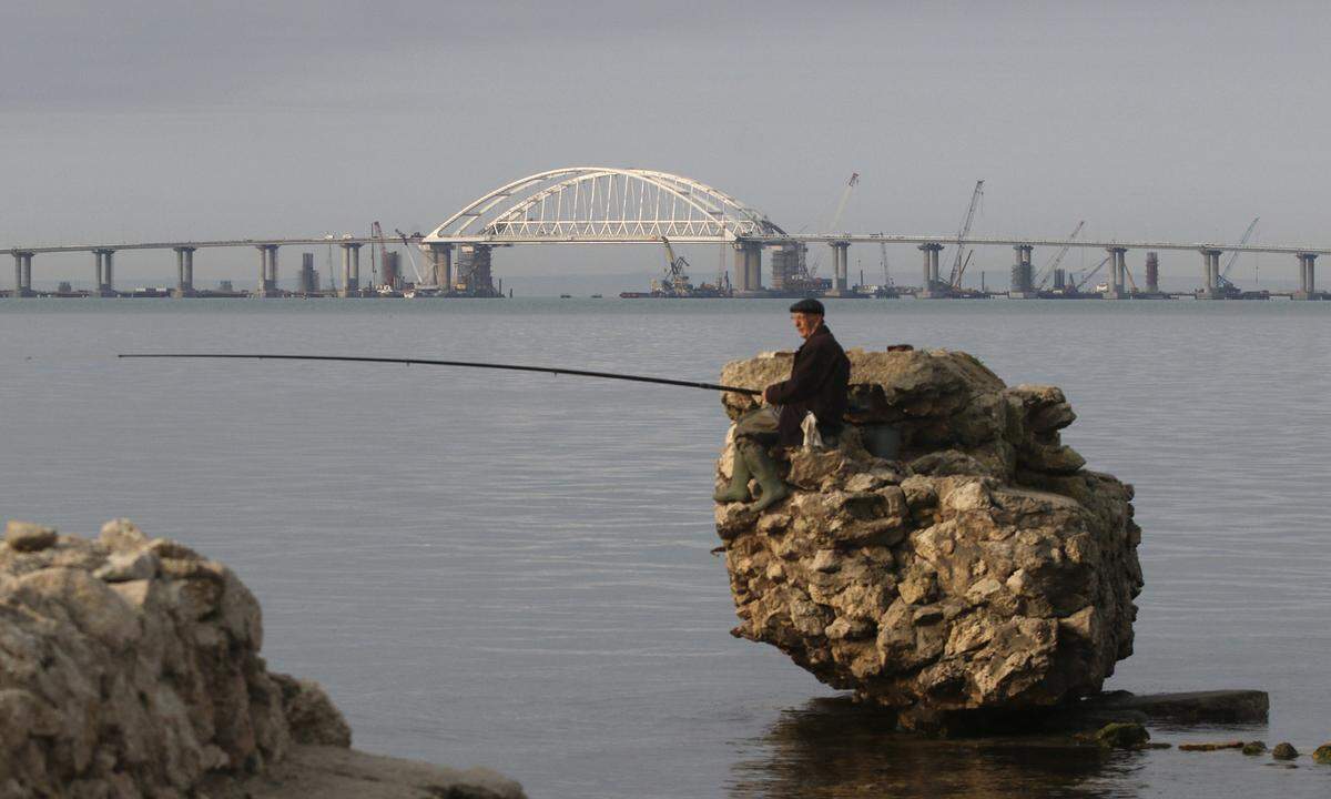 Tatsachen schaffen. Mit dieser neuen Brücke kann die Halbinsel Krim erstmals direkt mit dem Auto von Russland aus erreicht werden - ohne Umweg über die Ukraine, zu der die Halbinsel völkerrechtlich immer noch gehört.