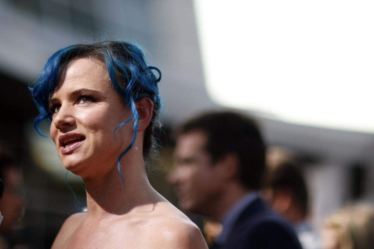 Die brünette Mähne war für die explosive Rockröhre Juliette Lewis gar ein wenig zu bieder, jetzt macht sie blau.