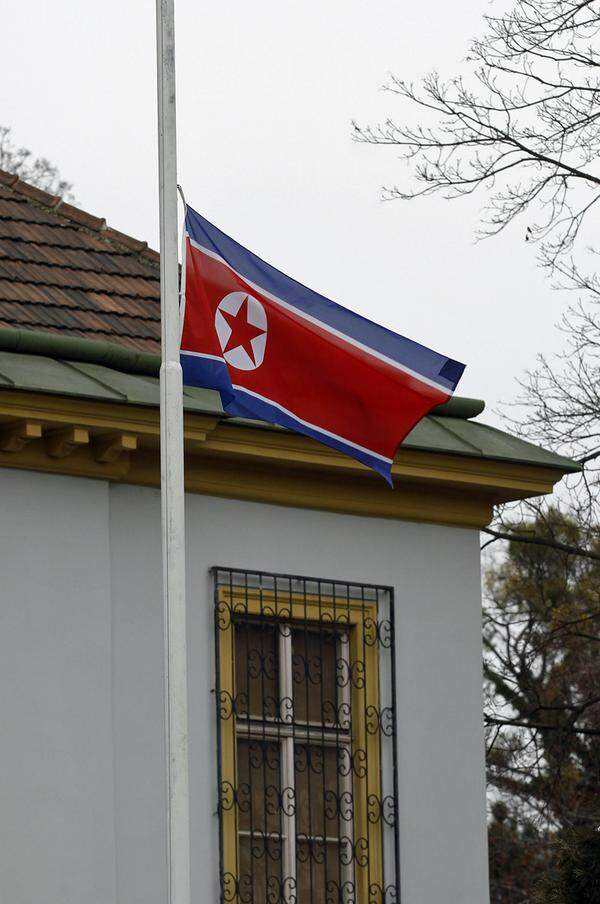 Die Beisetzung Kims soll am 28. Dezember in Pjöngjang stattfinden. Es wird wohl zu riesigen, pompös inszenierten Trauerbekundungen kommen. Ausländische Delegationen werden zum Begräbnis nicht eingeladen. (Im Bild: nordkoreanische Botschaft in Wien)