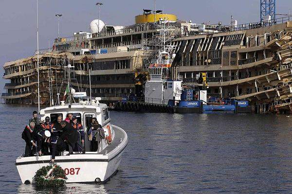 Mittlerweile ist das Schiff nach einem langwierigen und riskanten Hebe-Prozess wieder aufgerichtet. Dies war die Voraussetzung dafür, die Costa Concordia überhaupt abtransportieren zu können.