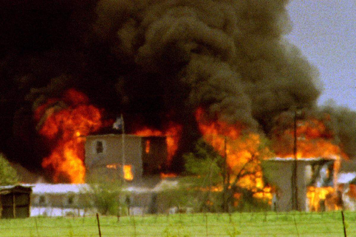 Als ein entscheidender Auslöser für den Anschlag gilt die Stürmung des Geländes der Davidianer-Sekte im texanischen Waco am 19. April 1993, also genau zwei Jahre vor Zündung der Oklahoma-Bombe.Zwar zündeten die Davidianer selbst das Gebäude an - insgesamt starben 76 Menschen, darunter schwangere Frauen und Kinder sowie der Sektengründer - doch Milizionäre wie McVeigh und seine Komplizen gaben der Regierung sowie dem FBI die Schuld.