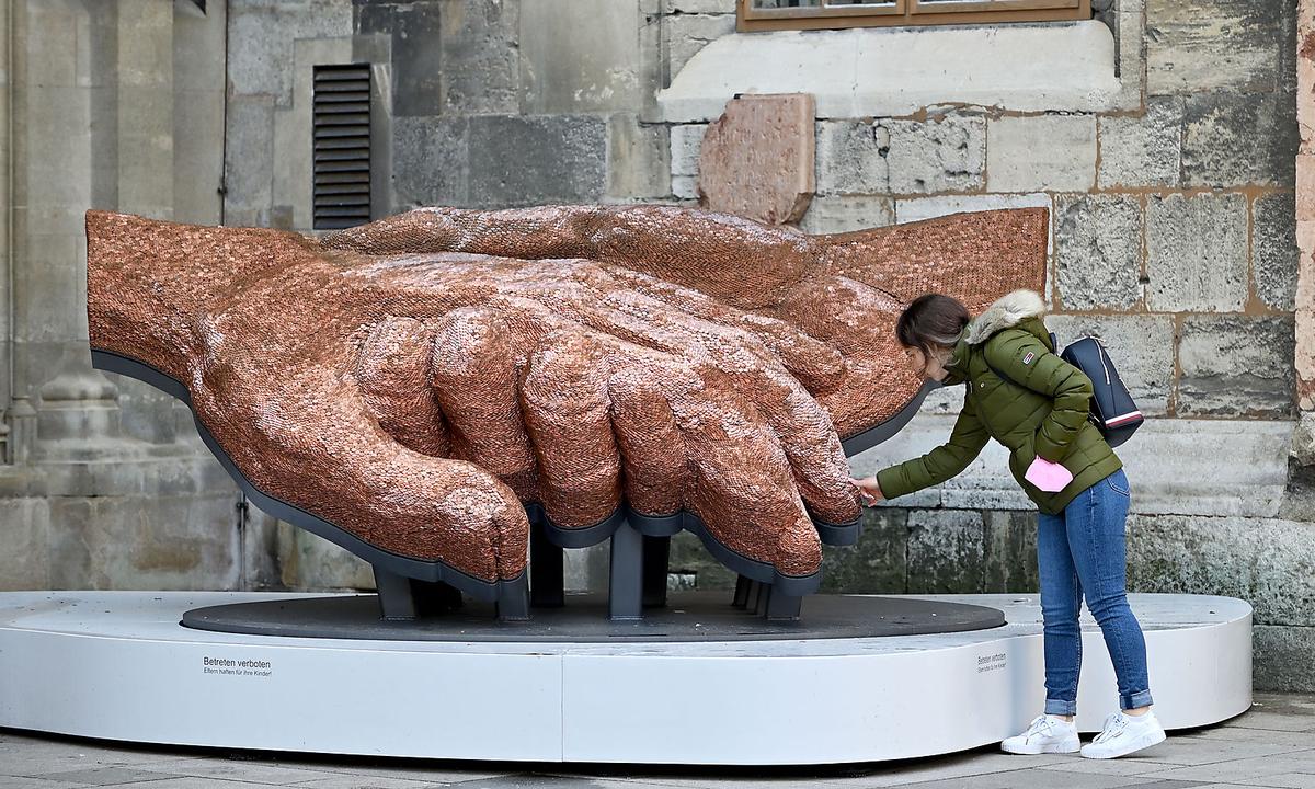 Die Gemeinschafts-Skulptur solle "solidarisches Handeln sichtbar machen".