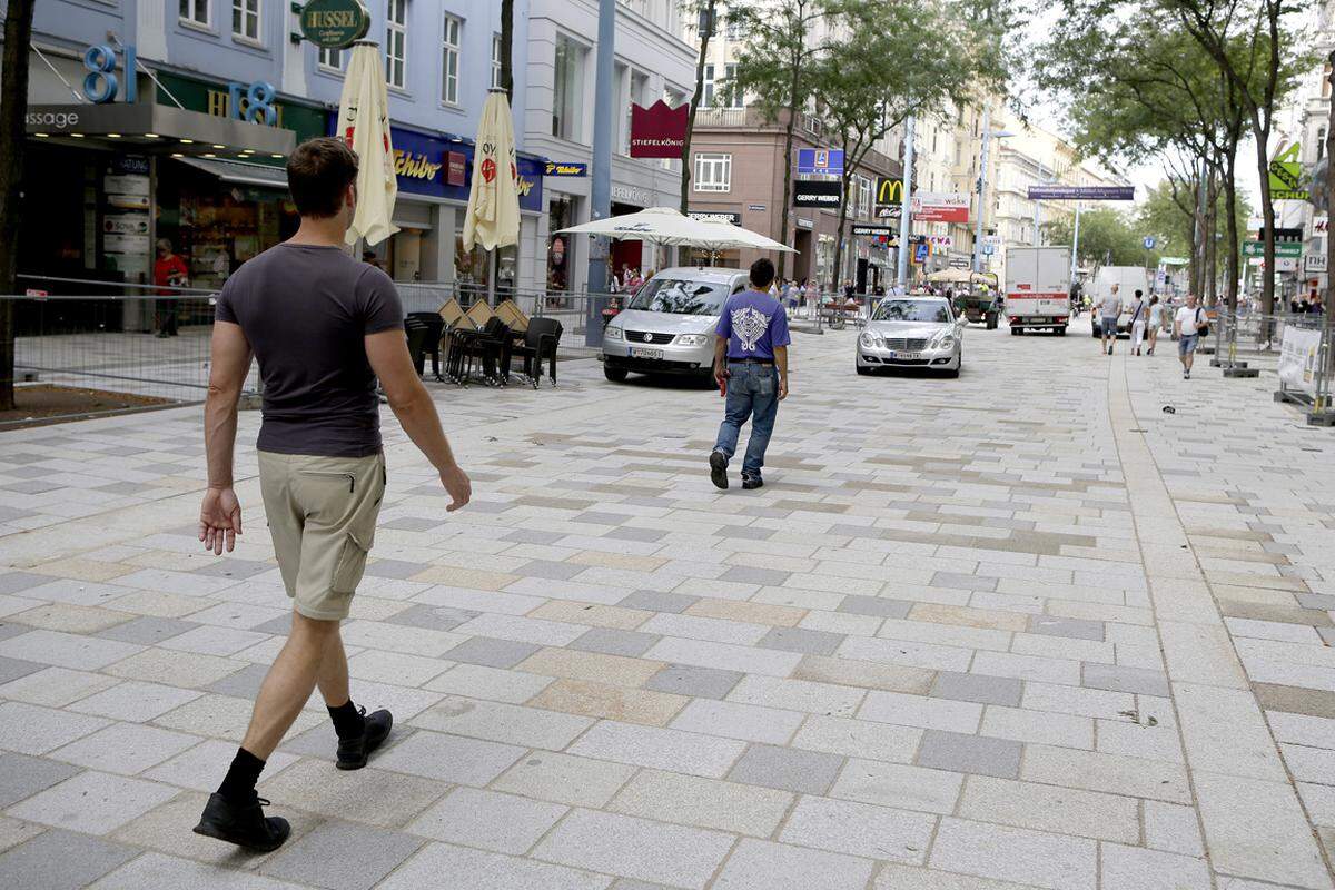 Immerhin: 200 von 432 Metern Fußgängerzone sind geschafft. Auch ein Drittel der Begegnungszone - zwischen Zieglergasse und Schottenfeldgasse - ist bereits fertig. Hier setzt man auf einheitliche Farbe statt gemusterter Pflasterung.