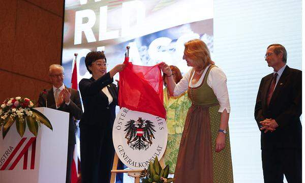 Auch Karin Kneissl setzte beim Outfit auf Tradition. Sie erschien bei der Eröffnung des österreichischen Generalkonsulats im Dirndl.