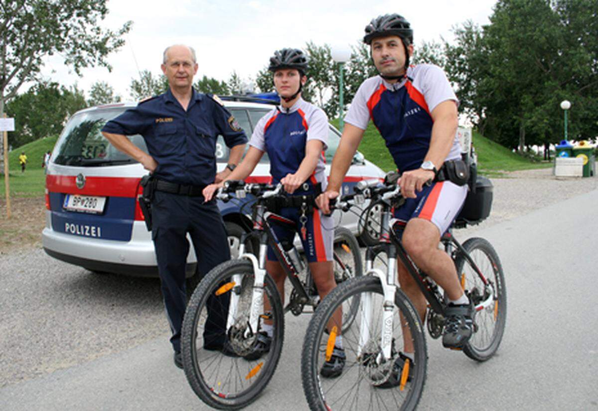 Zwar ist auch das noch immer eine recht überschaubare Zahl, doch Friedrich Kraus, Koordinator des österreichweiten Projekts, ist schon jetzt stolz. Sehr stolz. Früher, erzählt er, habe es innerhalb der Polizei verschiedene Versuche für eine Fahrradstreife gegeben. Ohne rechten Erfolg. „Jeder Bezirk hat seine eigene Uniform produziert. Die Versuche sind schnell eingeschlafen.“